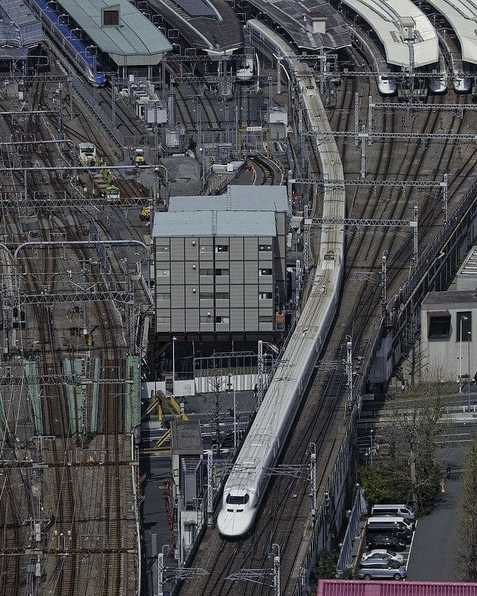 Info_Transpor's tweet photo. El tren bala de Japón o Shinkansen, es la red ferroviaria más grande de todo Japón, conecta las ciudades más importantes del país asiático y el tren puede alcanzar una velocidad de 320 km/h 🚄🇯🇵

#train #japon #trenbala #shinkansen https://t.co/nLMYIX19Pg