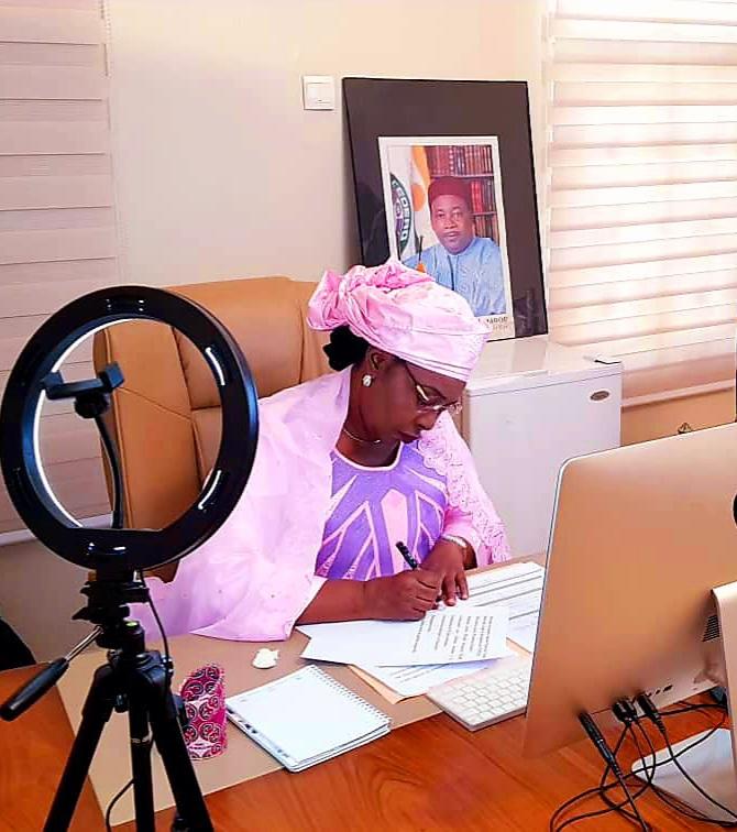 Sous le thème "Faire preuve de résilience face au COVID19 en construisant sur les acquis du passé et en apprenant des défis du présent", j'ai pris part avec mes sœurs Premières Dames d'Afrique à la 25ème Assemblée Générale Ordinaire de <a href="/OAFLAD/">OAFLAD 🌍</a> par visioconférence. 
<a href="/_AfricanUnion/">African Union</a>