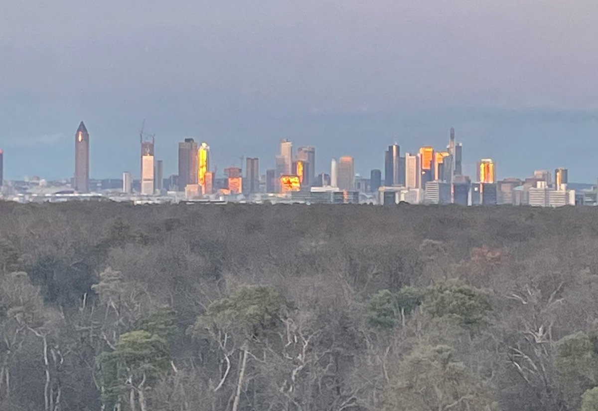 menges_eric's tweet photo. Wow ! #sunset in Frankfurt looks like  the evening sun is trying tell us something #hellospring #Sunday16C https://t.co/hS9BGLhz5F