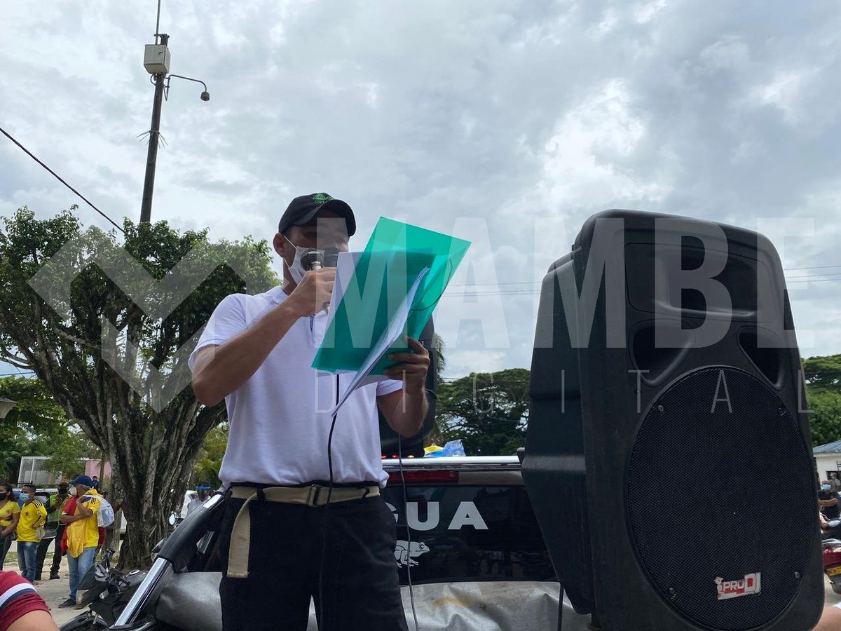 MambeDigital's tweet photo. #AEstaHora ciudadanos que marchan bajo el lema #AmazonasTambiénEsColombia se instalan frente a la Gobernación del Amazonas para exigir a los mandatarios que se pronuncien ante la situación actual que vive el departamento por la economía, turismo y cierre del aeropuerto. https://t.co/JdFnQ9uz1d