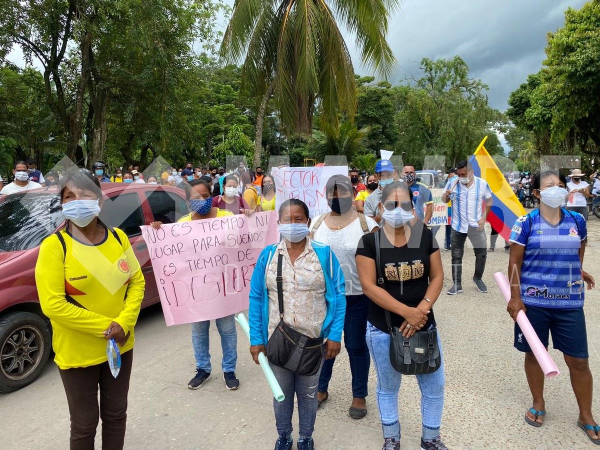 MambeDigital's tweet photo. #AEstaHora ciudadanos que marchan bajo el lema #AmazonasTambiénEsColombia se instalan frente a la Gobernación del Amazonas para exigir a los mandatarios que se pronuncien ante la situación actual que vive el departamento por la economía, turismo y cierre del aeropuerto. https://t.co/JdFnQ9uz1d