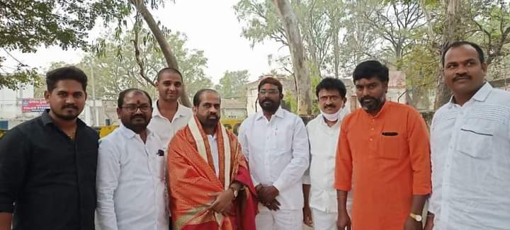 UluvaA's tweet photo. కర్నూలు జిల్లా శ్రీశైలం లో ఉన్న ఛత్రపతి శివాజీ మహరాజ్ జయంతి వేడుకలకు ముఖ్య అతిథిగా వచ్చిన బిజెపి జాతీయ కార్యదర్శి #సత్య_కూమార్ అన్న గారికి స్వాగతం పలికిన రాష్ట్ర నాయకుడు కె. #హరీష్_బాబు అన్న గారు....💐💐🙏🙏 https://t.co/rOhEDA9vs5