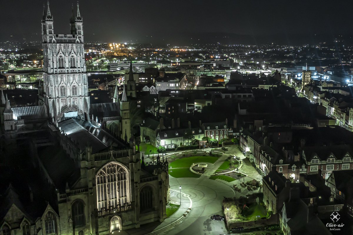 air_olive's tweet photo. And again, Gloucester Cathedral but this time at night 💪

@GlosLiveOnline @aboutglos @GloucesterBID @VisitGloucester @GloucesterCT @VisitGlos @GlosCathedral @FourGatesGlos @BBCGlos https://t.co/nyRnygEON2