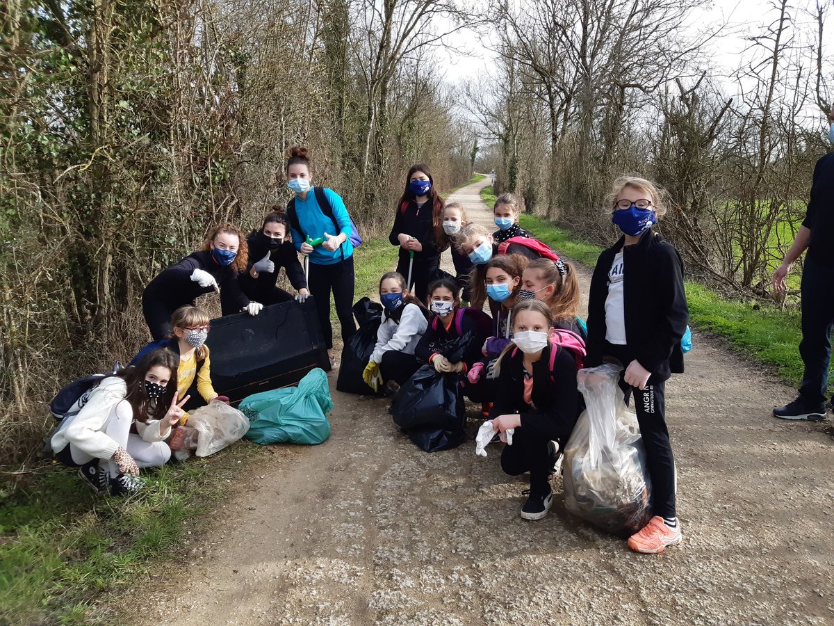 AssNiortGR's tweet photo. 2e marche écologique pour nos gymnastes! 
Des plus jeunes aux plus grandes toutes sont sensibles à l'avenir de notre planète! Stop aux dépôts sauvages !!! 
Chemin du lac et chemin du bois bonneau ✅
@e_niort @Mairie_Niort @MAIF @CleanForest3 @ZeroWasteFR @CDGYM79 @ffgymnastique https://t.co/vaDmLgXvsK