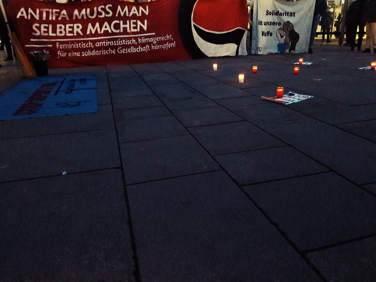 Mehrere hundert Menschen sind in #Erfurt zusammen gekommen,um den Opfern von #Hanau zu gedenken. Wir senden solidarische Grüße nach #Hanau. Wir stehen an eurer Seite. Danke an alle, die da sind. @19FebruarHanau #KeinVergessen #keinEinzelfall #Rassismustötet #SayTheirNames