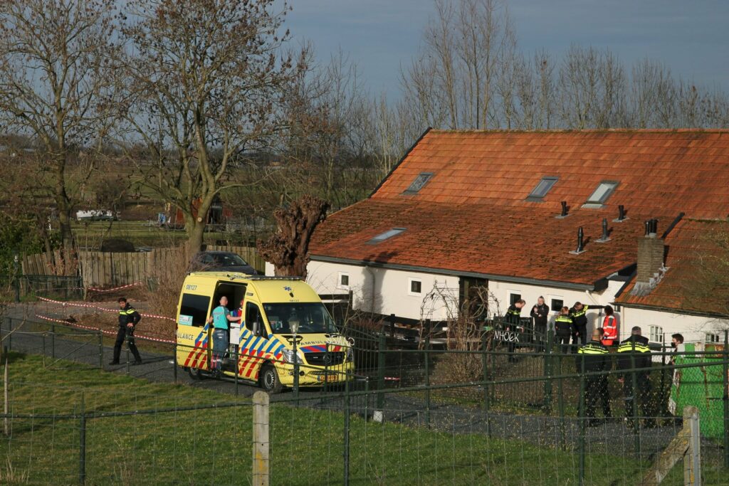 Massale uitruk politie na val van dak in Appeltern..