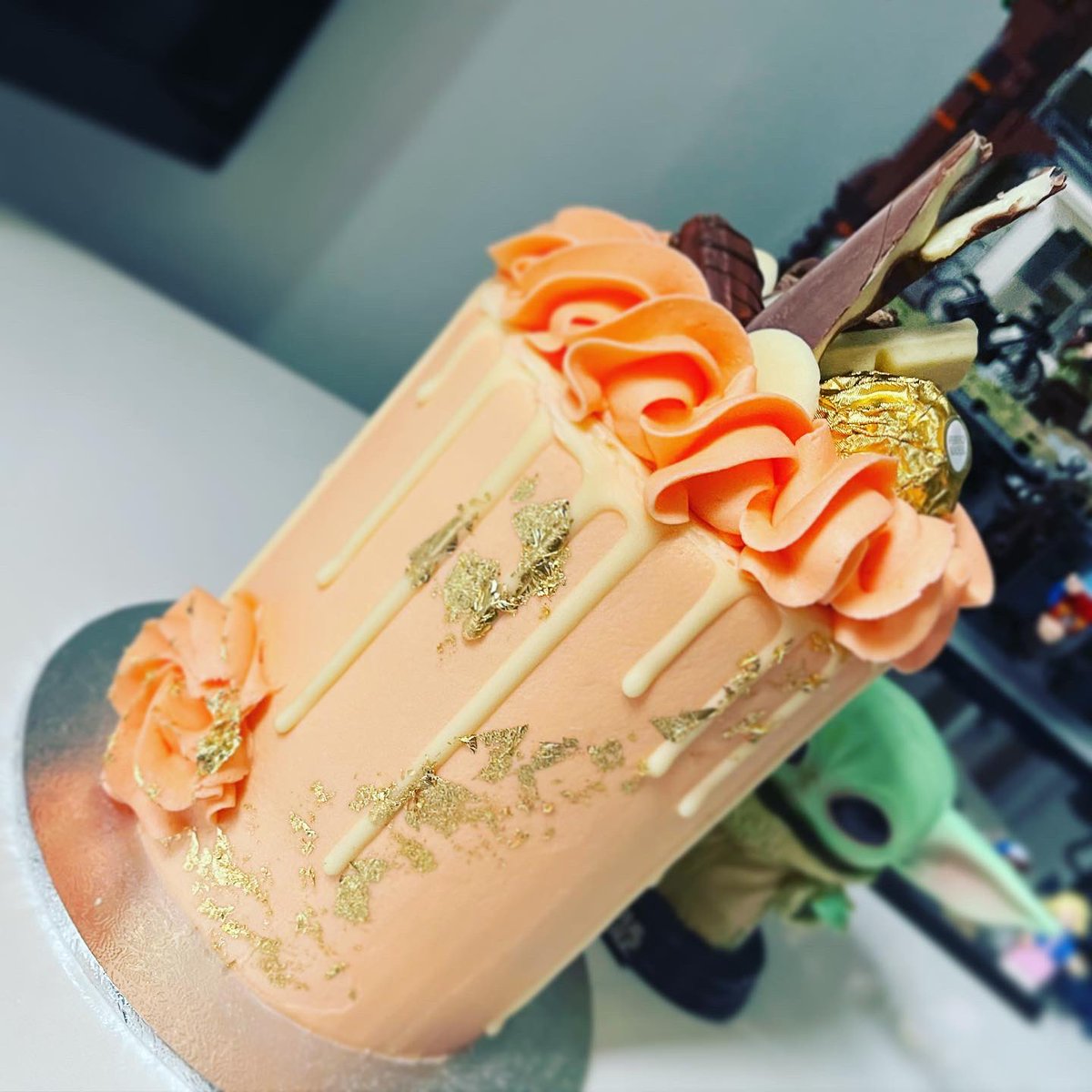 cakes_way's tweet photo. Opulence.

A beautiful little peach &amp; gold leaf number. 

#Cake #LoveCake #HertfordshireBaker #GoldLeaf #24caratGold #Peaches https://t.co/IyFfio8wRZ