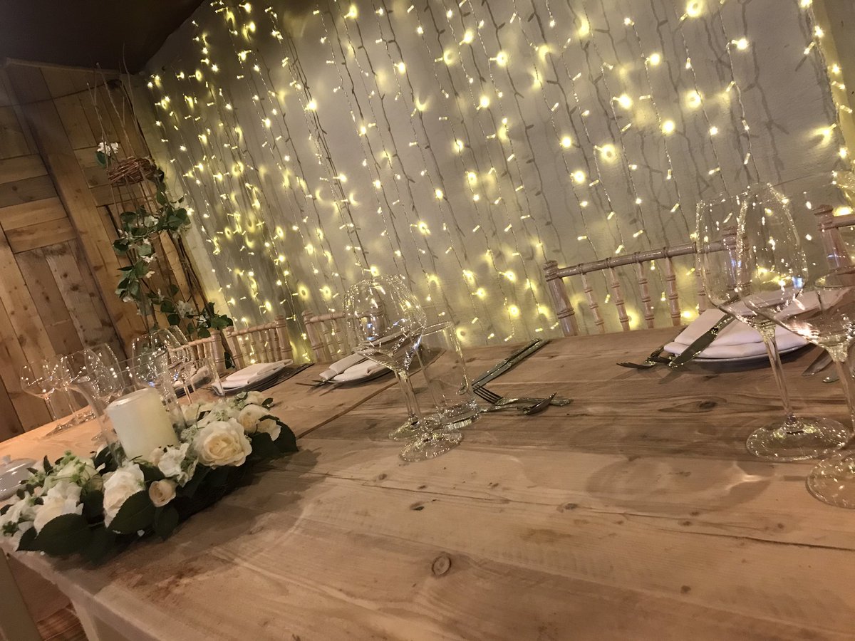 Twinkling Top Table #weddingstaskforce #whataboutweddings <a href="/WAWofficialUK/">What About Weddings</a> #bride #brides #engagement #wedding #hospitalityindustry #HospitalitySOS #wemakeevebts 🥂🍽🙏