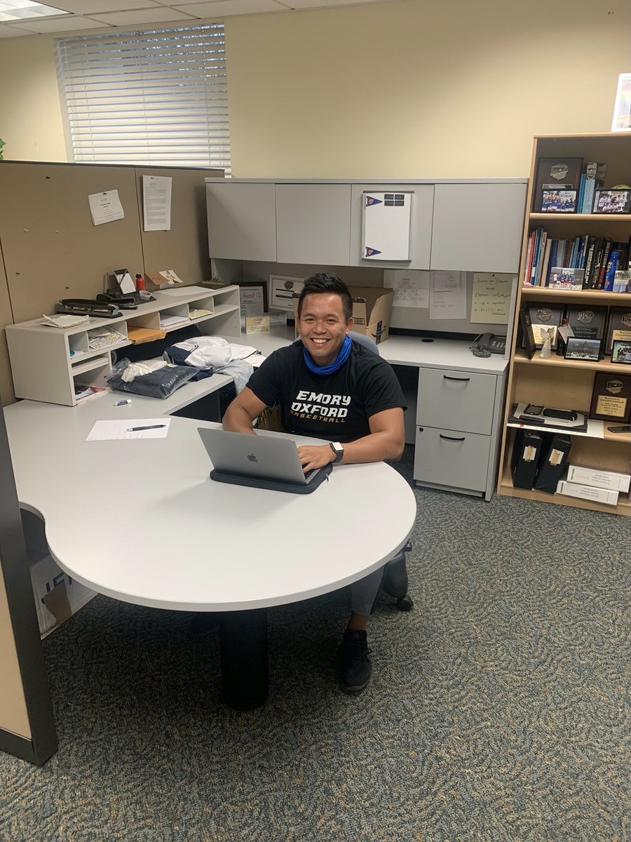 🐾 Student Spotlight! 🐾

MS student @jose2cueva is a graduate assistant for <a href="/EmoryAthletics/">Emory Athletics</a>. As the Sports Information Director, he is responsible for the department’s online content &amp; social media pages. He also assists with the men’s basketball team.

#FlyHigher #GSUSportAdmin