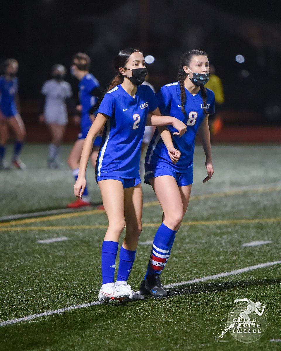 SoundSportsImag's tweet photo. Today's HS sport image is thankfully, not retro. Lakes Lady Lancer soccer team last night as they played Bonney Lake HS. It was a strange atmosphere, no spectators and everyone wearing masks throughout, but at least the athletes got to compete. #soundsportsimages #LakesLancers https://t.co/M1MJsAChSv