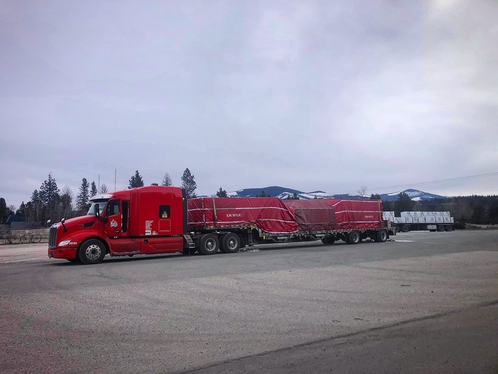 "Load of lumber from Oldtown ID to Sioux Falls, SD and Lincoln, NE."
📷: Melchor C
#wylietough #flatbedfriday instagr.am/p/CLfWo_jLGu-/
