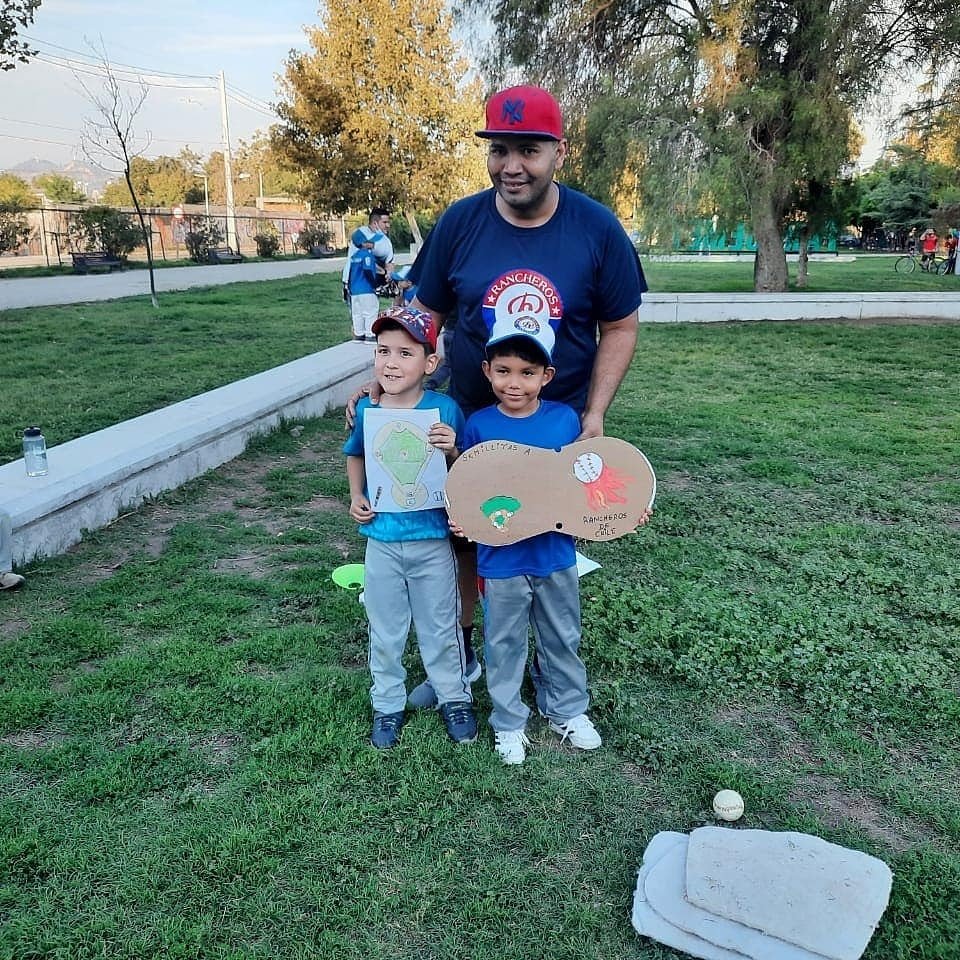 En chile enseñamos dentro y fuera del campo #Beisbol en #Pequeñasligas <a href="/pequenasligasve/">DirectorioPLBVEN</a> <a href="/PequenasLigasCo/">Pequeñas Ligas</a>  @Litleleague