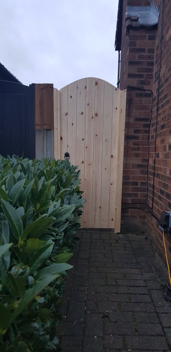 MattAldredTimb1's tweet image. 5 Gates in a day! Two very happy customers. Two very contented joiners. @AldredTimber