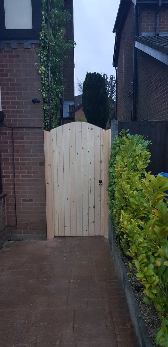 MattAldredTimb1's tweet image. 5 Gates in a day! Two very happy customers. Two very contented joiners. @AldredTimber