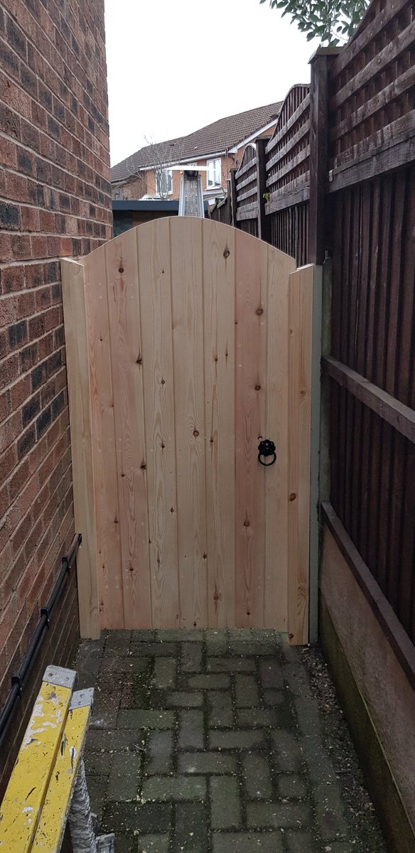 MattAldredTimb1's tweet image. 5 Gates in a day! Two very happy customers. Two very contented joiners. @AldredTimber