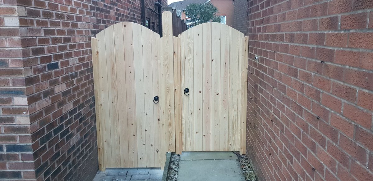 MattAldredTimb1's tweet image. 5 Gates in a day! Two very happy customers. Two very contented joiners. @AldredTimber
