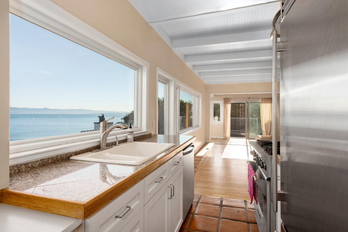 Nestled away in the Sausalito hillside is this one of a kind 2-bedroom, 2-bathroom tropical oasis with picturesque views. The gleaming blue water can be enjoyed from every angle of the home.

Not sold just yet? Come it for yourself: bit.ly/3rlYrO9