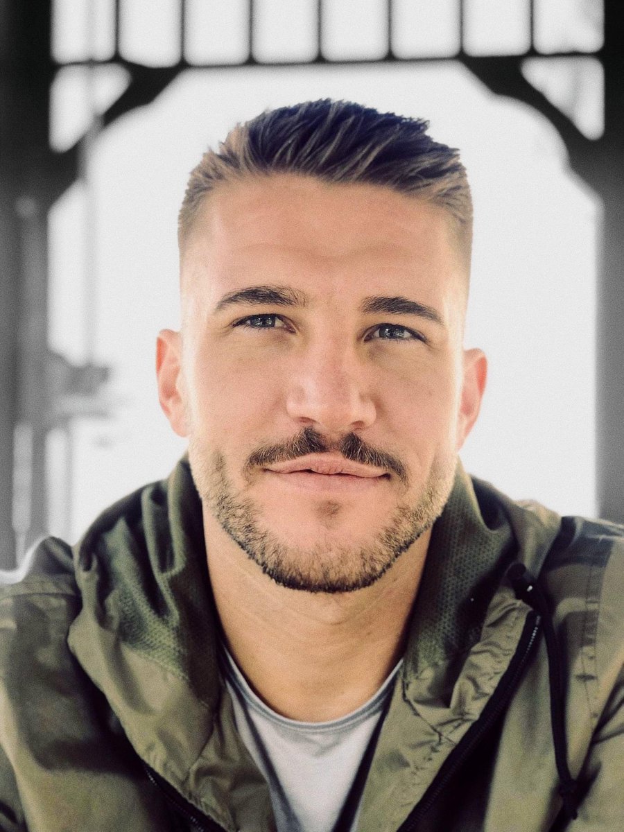 BRosolowskiMD's tweet image. It is with a heavy heart to hear about the passing of Cordell Heckel.

Cordell was a MS3 at USC Keck SOM and he was the founder of the LGBTQIA+ Med Students Facebook group. I join in sharing deepest condolences with Cordell’s parents, family, and friends as they mourn this loss