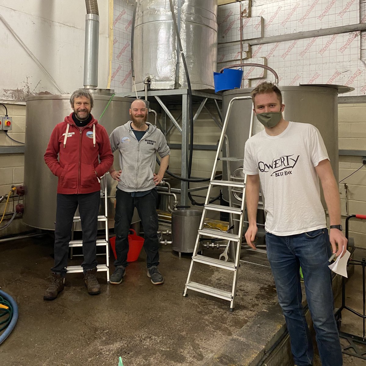 QWERTYbeerbox's tweet photo. Introducing Mumbles Gold, an absolute beauty in our Best of Wales collection✨🏴󠁧󠁢󠁷󠁬󠁳󠁿

Rob, his brother Peter and beer lover Pinky established @mumblesbrewery in 2011 and have been brewing amazing beer ever since🍺
#wales #welshbeers #craftbeers #beerhamper #stdavidsday #welshbusiness https://t.co/M3kjizfcZa