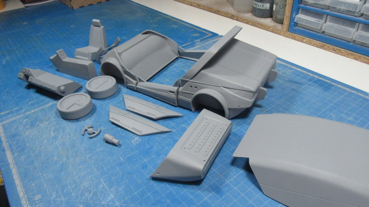 Timuche's tweet photo. What would The New Mombasa be without the GENET ! I had to make the famous NMPD car ! 
-----
Que serait La Nouvelle Mombasa sans la GENET ! Il fallait que je fasse la célèbre voiture de la NMPD ! 
#halo #haloprops #odst #unsc #diorama #models #xbox #props #propmaking #newmombasa https://t.co/E5kxkrYUyq