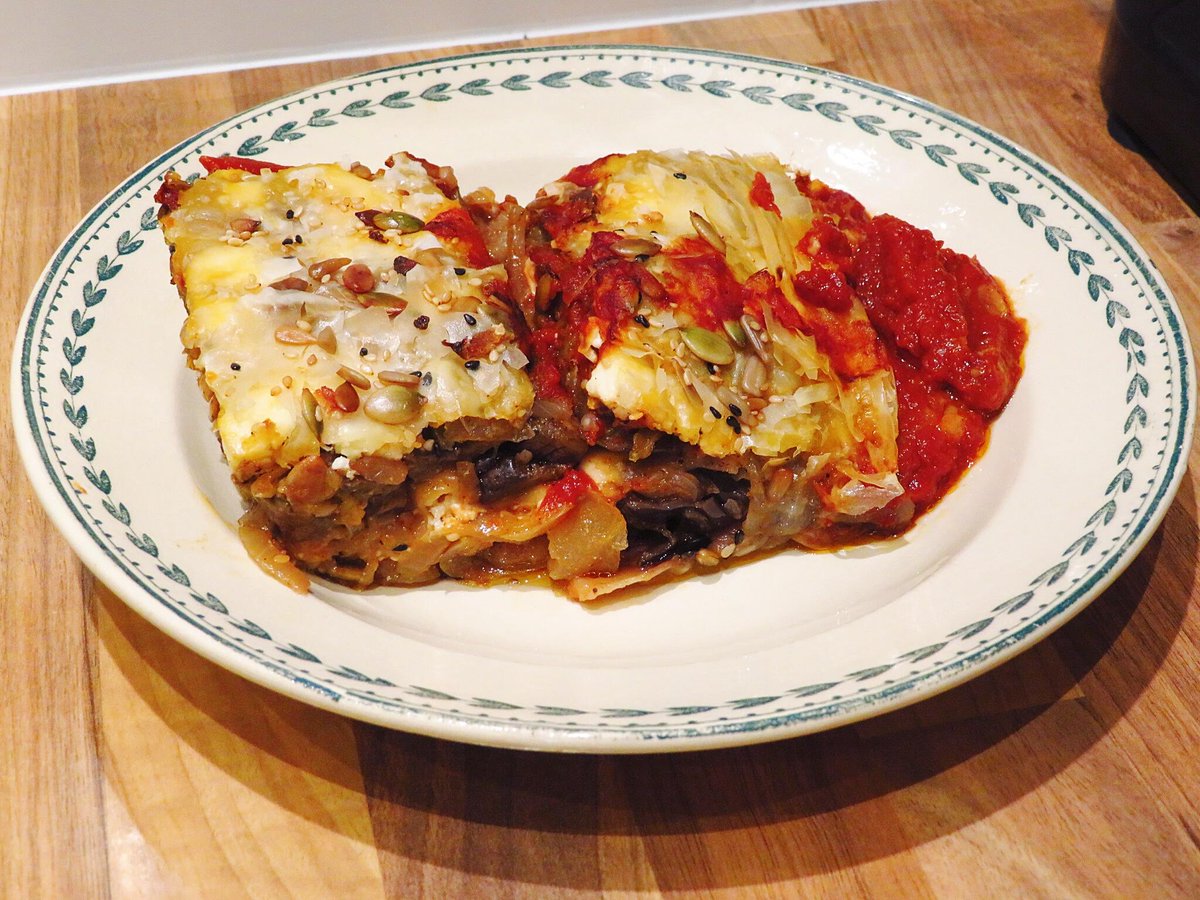 Crispy #aubergines: #filodeeg met aubergines, zongedroogde tomaat, #feta, salade en #tomatensaus van #DeBroersvanJulienne (een van de #smaakmeesters2020). Ik hield van de smaak van feta door het gerecht en de knapperige sesamzaadjes erbovenop (#recensie wp.me/p9pCeC-ts).