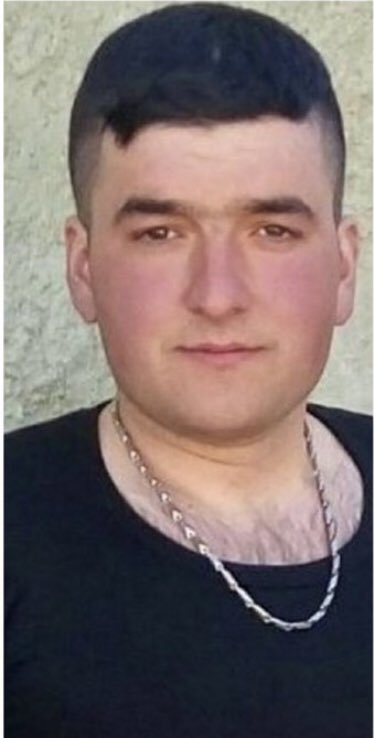 Duru17362161's tweet photo. Soldaki küçük bir kıza tecavüz etti 1 hafta yatıp çıktı sağdaki şarkı söylediği için 4yıl 2 ay hapis cezası aldı. #adaletinizparodi https://t.co/dVxsoc3GEk