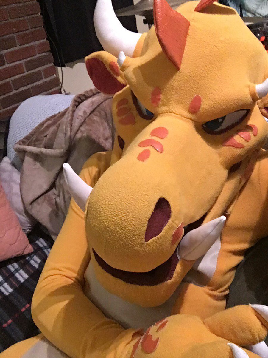 UnderbiteDragon's tweet image. gettin cozy for movie night 🥡🎥🐉

#FursuitFriday