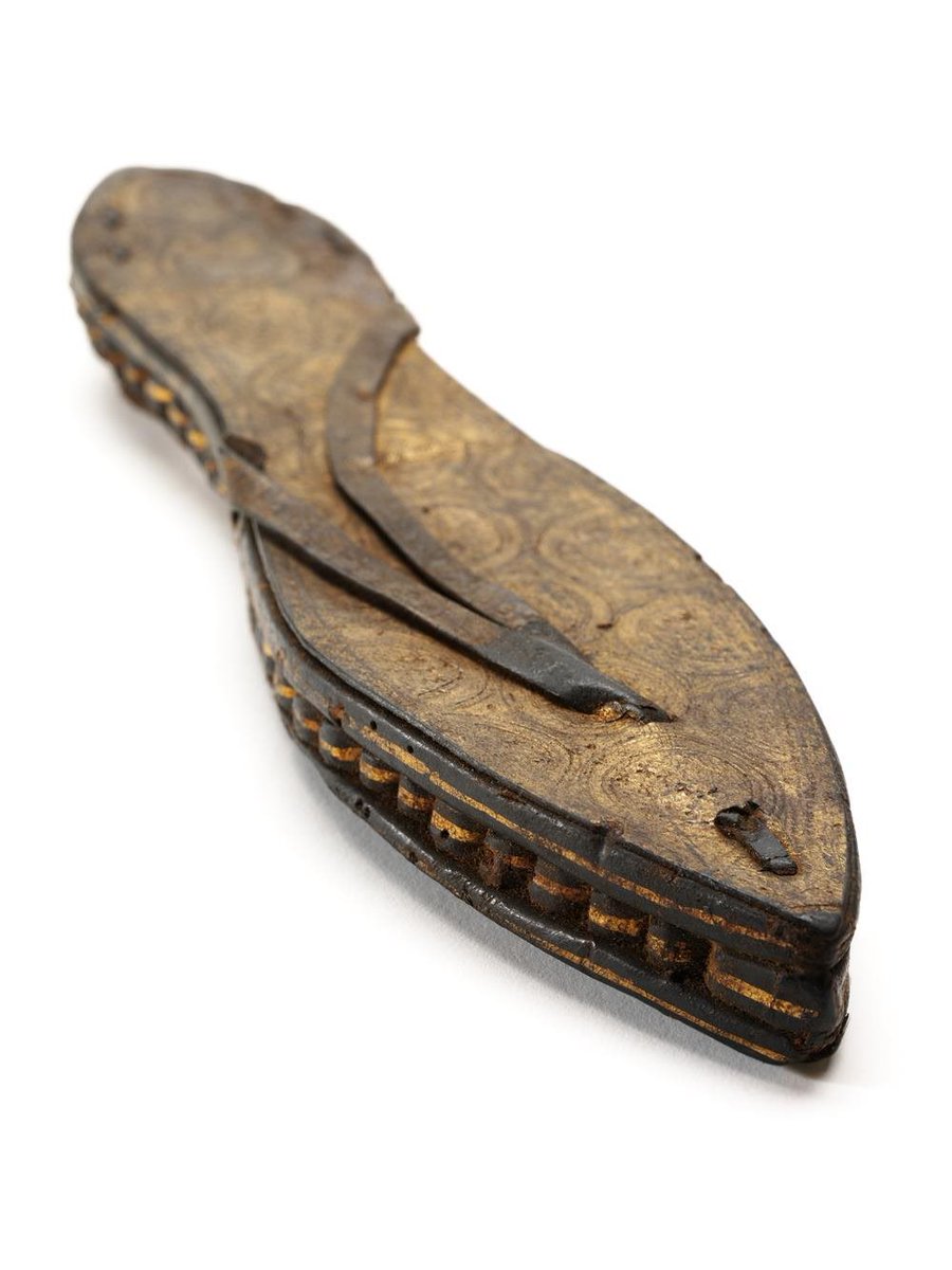 AliciaMimundo's tweet photo. #Curiosidades 

Zapatos de otras épocas: 

1. Sandalia dorada del Antiguo Egipto, fechada entre el año 30 a.C. y el 300 d.C. https://t.co/tiUYYcs9yK