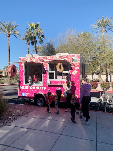 ArriveOcotillo's tweet photo. We donut know what we'd do without our residents!

To show appreciation for our sweet residents, we held a resident function with complimentary mini donuts from the Mini Donut Food Truck. Our residents enjoyed the beautiful weather while munching on their fresh, sugary treats. https://t.co/ghHdtnALEM