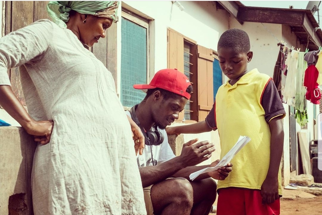 DaYieShortfilm's tweet image. Behind the scenes of #DaYie: director #AnthonyNti explaining the scene which became the start of the #shortfilm.  An intimate and exciting moment with Prince and Anthony’s aunt! 🥰
#Oscars2021 #ForYourConsideration