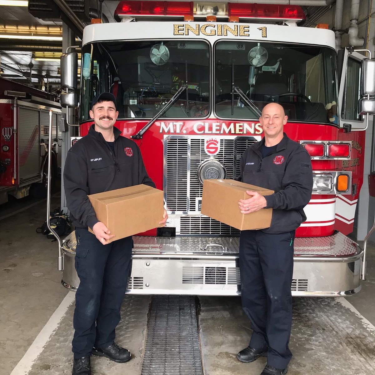 AAA1BResource's tweet photo. AAA 1-B provided emergency food boxes to help senior residents of an apartment building that caught fire. Thanks to the Mount Clemens Fire Dept. who collected everything!
#aaa1b #seniors #foodboxes #macombcounty #fooddonations #answersyoucantrust https://t.co/q1FNxbGXS1