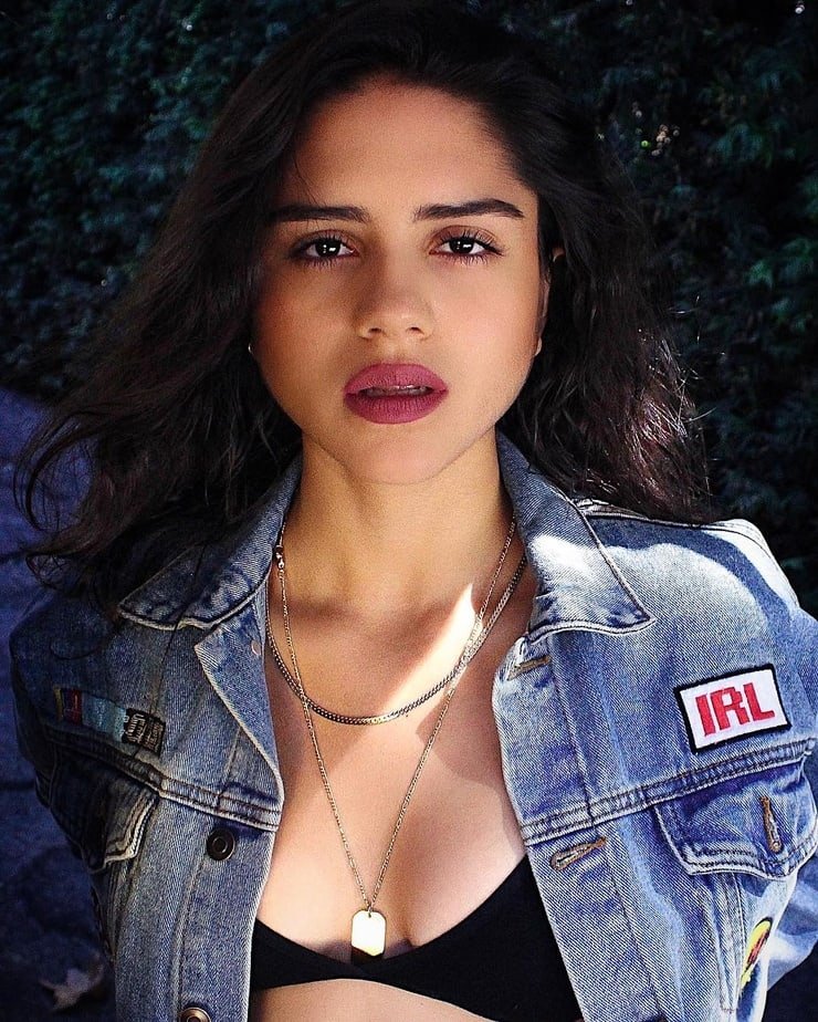 Como ela é linda... Seja bem vinda à DC, Sasha! 💜