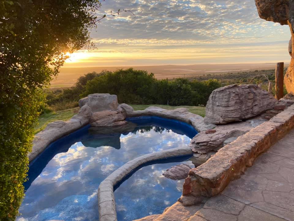 LodgePrivate's tweet photo. In the heart of the #sandveld is #donkieskraal Here #nature painted a perfect picture.
Visit #donkieskraal and experience the best nature has to offer.
#NaturePhotography #view #Mountain #hiking #cavesandcliffs #chalets #camping #glamping https://t.co/nVJ3DOCYwn