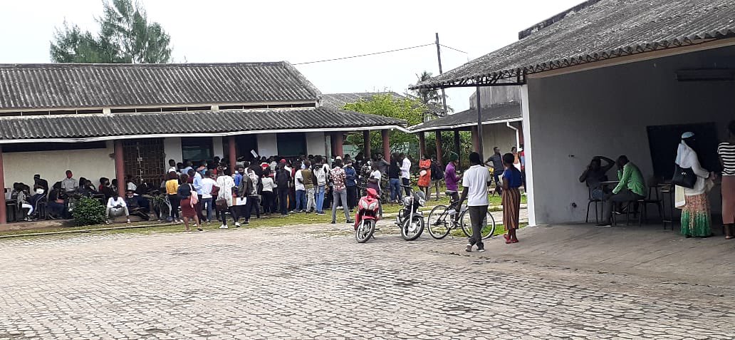 zefasantonio's tweet photo. IFPQ, candidatos que pretendem se inscrever aos exames de admissão para serem professores. Aqui não há #COVIDー19 https://t.co/Vb3syBuhDM