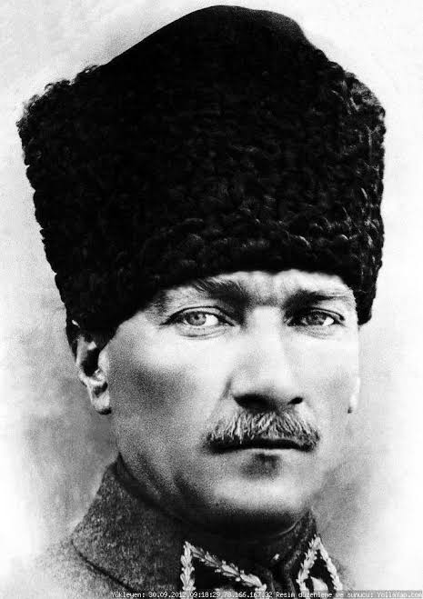 Atamın fotoğrafını paylaşayım da ne kadar aşırı dinci laiklik düşmanı şıh şeyh peşinde koşan veya PKK sempatizanı varsa takipten çıksın. Mustafa Kemal Atatürk