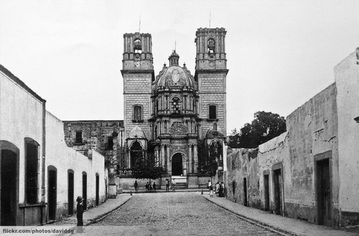LeonAntiguo's tweet photo. El Santuario de Guadalupe aún en construcción, imagen de 1904. https://t.co/K6mIRebH37