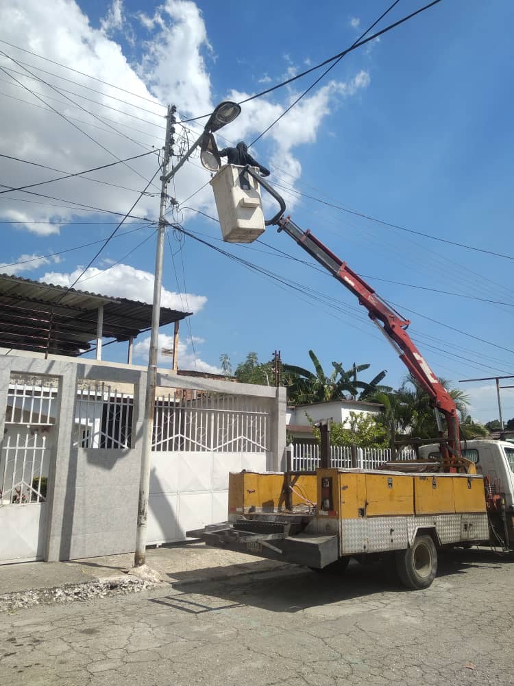 99Punto5's tweet photo. #19F | #ComandoVial🚁 el comando @Zamora_PSUV_ en cumplimiento de los lineamientos del Gob. @RMarcoTorres informa la realización del alumbrado público en la Comuna Miranda Bolívar Chávez, Dando respuesta a la Parroquia Francisco de Miranda @R_MarcoTorres #PuebloEnPieDeLucha https://t.co/txnD0a7Aon