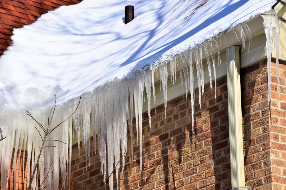 EdSchmidtTeam's tweet photo. All this cold weather, snow, and ice is doing a number on houses at the Lake! 🥶

Check out today's blog for tips on 𝙙𝙖𝙢𝙖𝙜𝙚𝙨 𝙮𝙤𝙪 𝙨𝙝𝙤𝙪𝙡𝙙 𝙘𝙝𝙚𝙘𝙠 𝙛𝙤𝙧 at your Lake of the Ozarks home. 👇

https://t.co/qvmyk7OAWR 
#coldweatherdamage #winterdamage #housedamage https://t.co/l0JUjKYqbN