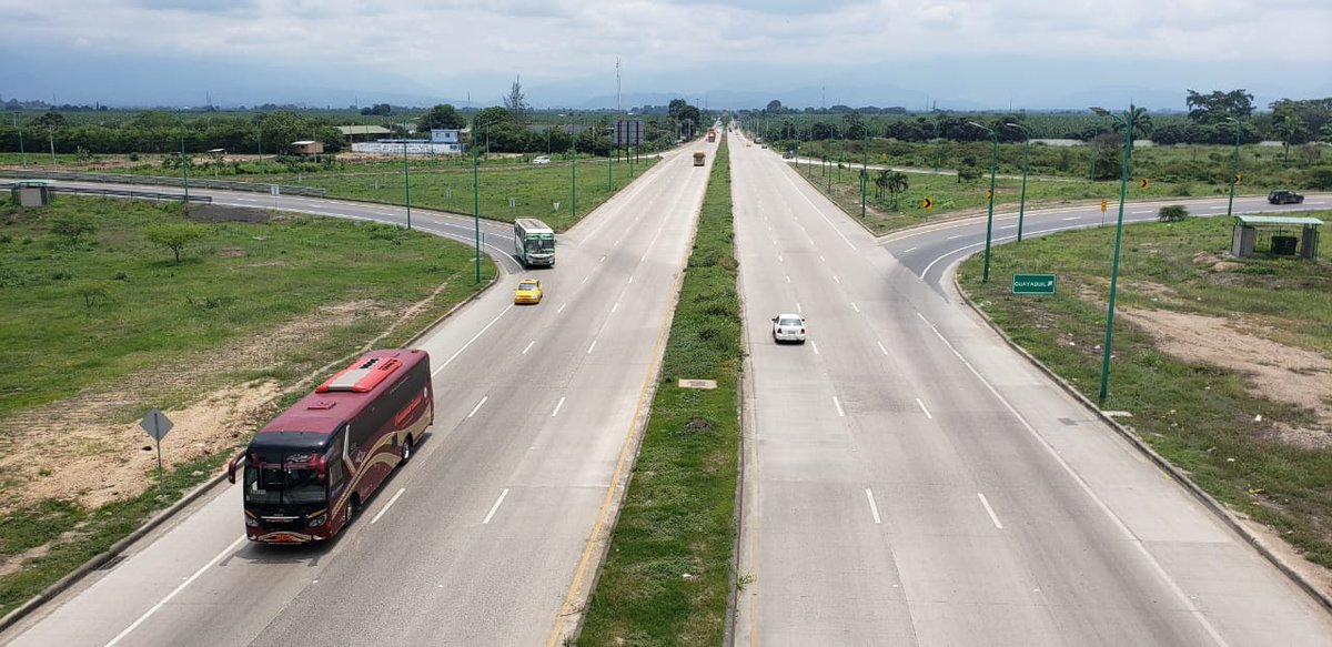 MIT_Ecuador's tweet photo. En #Machala, subsecretario de Concesiones de @ObrasPublicasEc, #EnriqueDelgado informó en rueda de prensa los avances de obra e inversión realizada en el tramo concesionado Tenguel - Huaquillas de 105 km, que es parte del corredor vial Guayaquil-Machala. #ElOro https://t.co/tsXlcTBct4