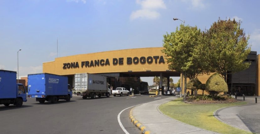BoyacaExporta's tweet photo. Hoy con equipo de Zona Franca Bogotá @ZFbta y @AlcaldiaDePaipa definimos la hoja de ruta que permitirá desarrollar un gran proyecto como lo es la Zona Franca del Bicentenario, eje logístico que será un motor de desarrollo para Boyacá y Colombia. @RamiroBarraganA https://t.co/fxjqmZaGA0