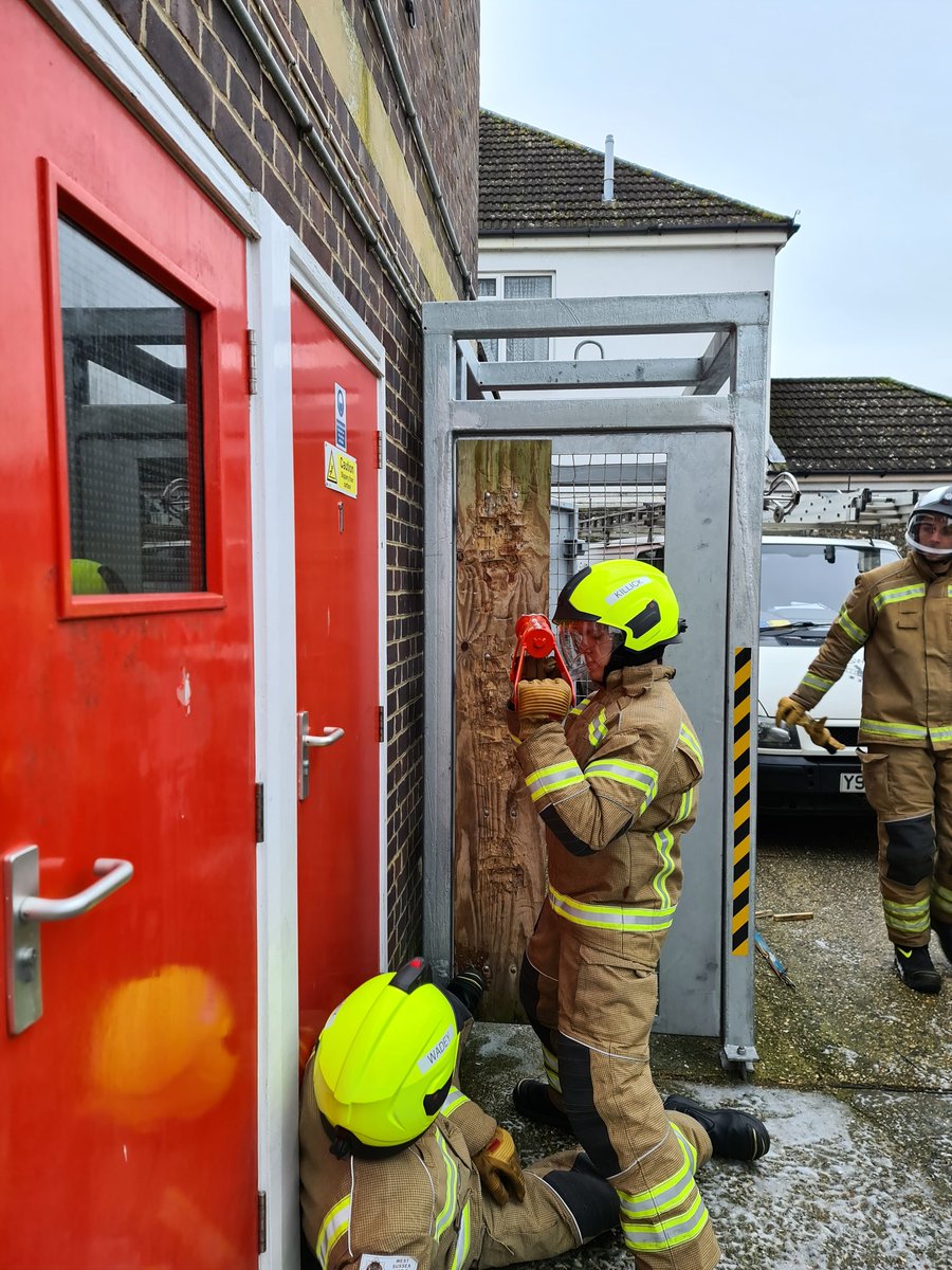 lclarke1984's tweet photo. End of the first week for the retained recruits course R1-21. Its been a busy fast paced week and today was no different. The recruits learnt door entry, casualty walk down, roof ladders, foam application as well as more pumps and ladders @WSFRS_TDA @WestSussexFire #training https://t.co/Pg43m4i9kG