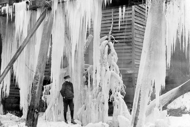 TNHistoryDay's tweet photo. As the snow starts to melt, we are remembering some of the coldest and snowiest days in Tennessee history.

This excellent article, written by @knoxmercury, reviews some of the more memorable Tennessee cold weather events.

https://t.co/bAa2GNvVG4 https://t.co/dDgIhs4VWR