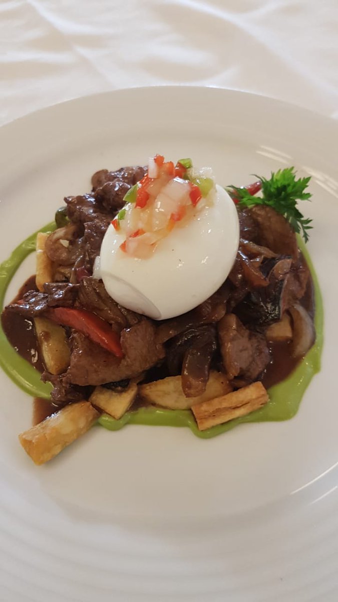 Lomo a la criolla con papas y huevo