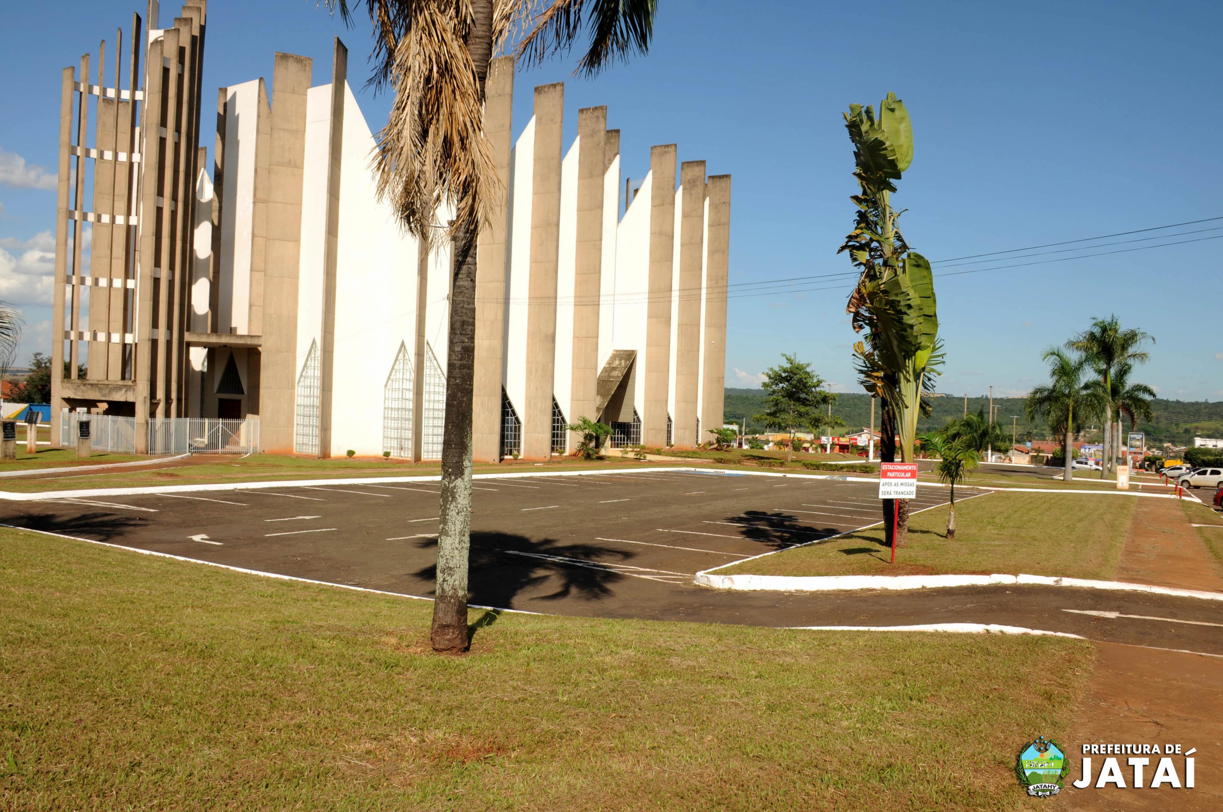 Prefeitura de Jataí realiza mutirão de poda e limpeza na Praça da Bíblia