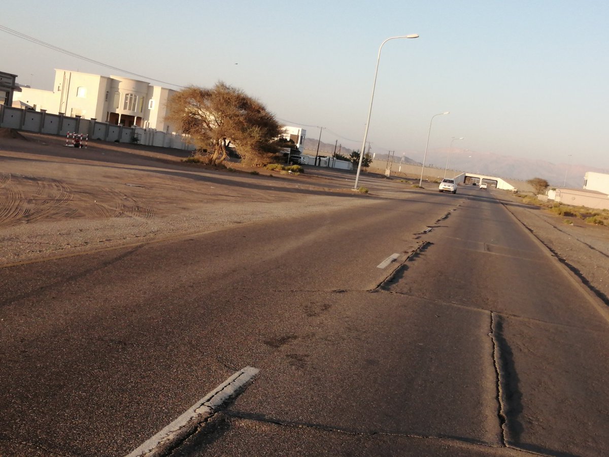 إلى المسؤولين في وزارة النقل والاتصالات وتقنية المعلومات.
هذا الطريق أنشئ منذ اكثر من ثلاثون عاما بالمعالجة السطحيه يربط بلدان الواصل والظاهر ببديه بطريق الشرقية السريع وصولا لولايات وادي بني خالد ودماء والطائيين.
مطلبنا هو ضرورة إرسال فريق لتقييم الضرر وتحديد الصيانة المطلوبه.