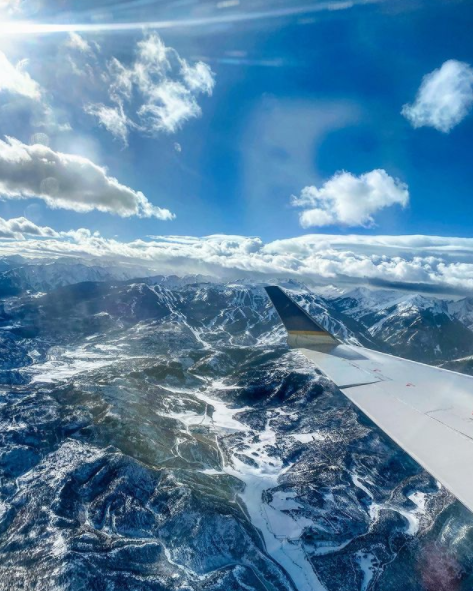 I spy with my little eye... Snowmass!

Did you know you can book flights right into Aspen? The drive is less than 20 minutes to Snowmass &amp; we offer a complimentary shuttle service for your convenience🙌🏻