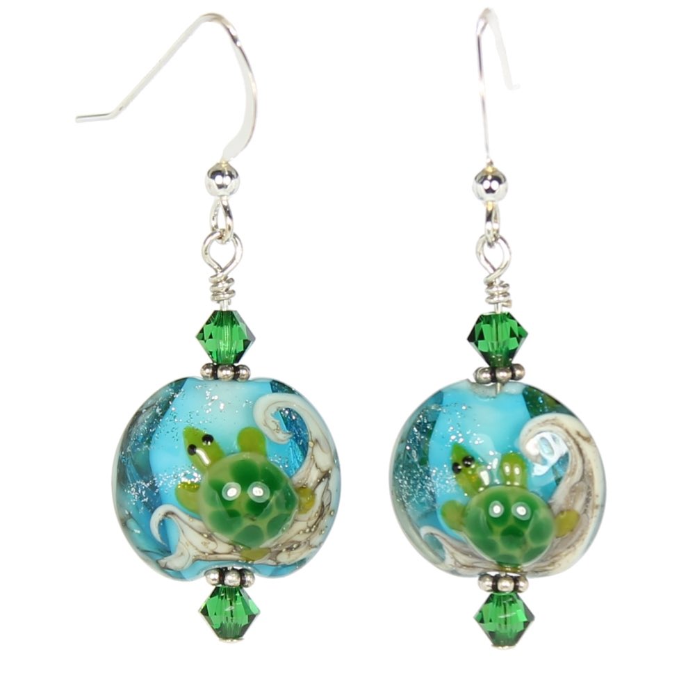 More new earrings! Adorable turtles adorn these lampwork glass focal beads #madeintheUSA with emerald #Swarovskicrystals and #sterling silver spacers and ear wires skybluedesigns.com/product/turtle…

#MadeinConnecticut #madeinCT #turtleearrings #handmadejewelry #SkyBlueDesigns