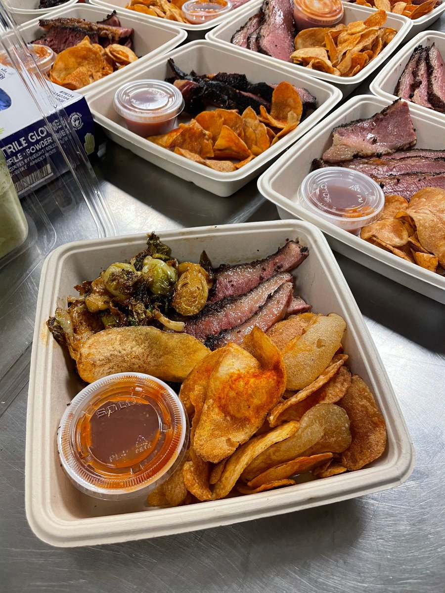 chefjoseandres's tweet image. My brother @cheftimlove &amp;amp; his Woodshed team joined us with sliced brisket, BBQ chips &amp;amp; fried Brussels for seniors at Tarrant County B&apos;nai B&apos;rith Apartments in Fort Worth...They’ve had hard time finding food &amp;amp; water, so @WCKitchen sent meals to feed every resident! #ChefsForTexas