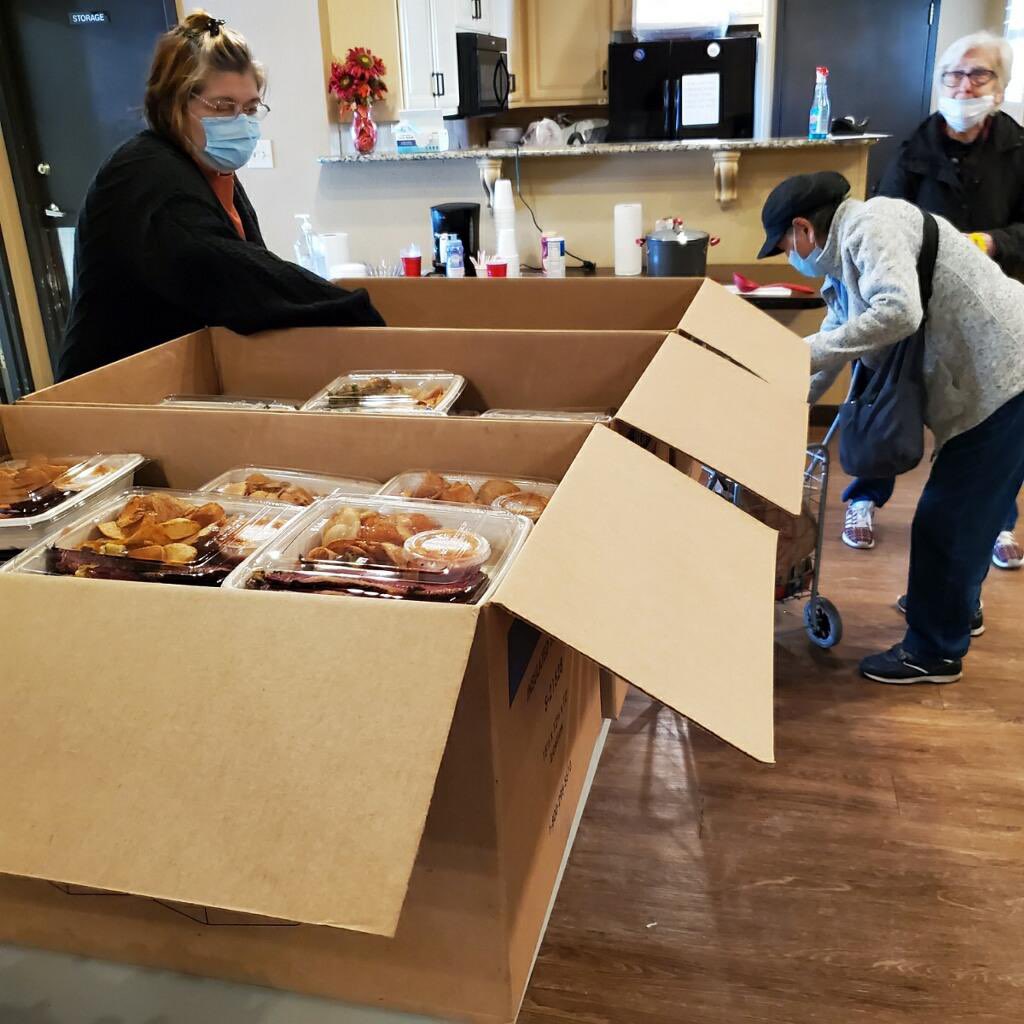 chefjoseandres's tweet image. My brother @cheftimlove &amp;amp; his Woodshed team joined us with sliced brisket, BBQ chips &amp;amp; fried Brussels for seniors at Tarrant County B&apos;nai B&apos;rith Apartments in Fort Worth...They’ve had hard time finding food &amp;amp; water, so @WCKitchen sent meals to feed every resident! #ChefsForTexas