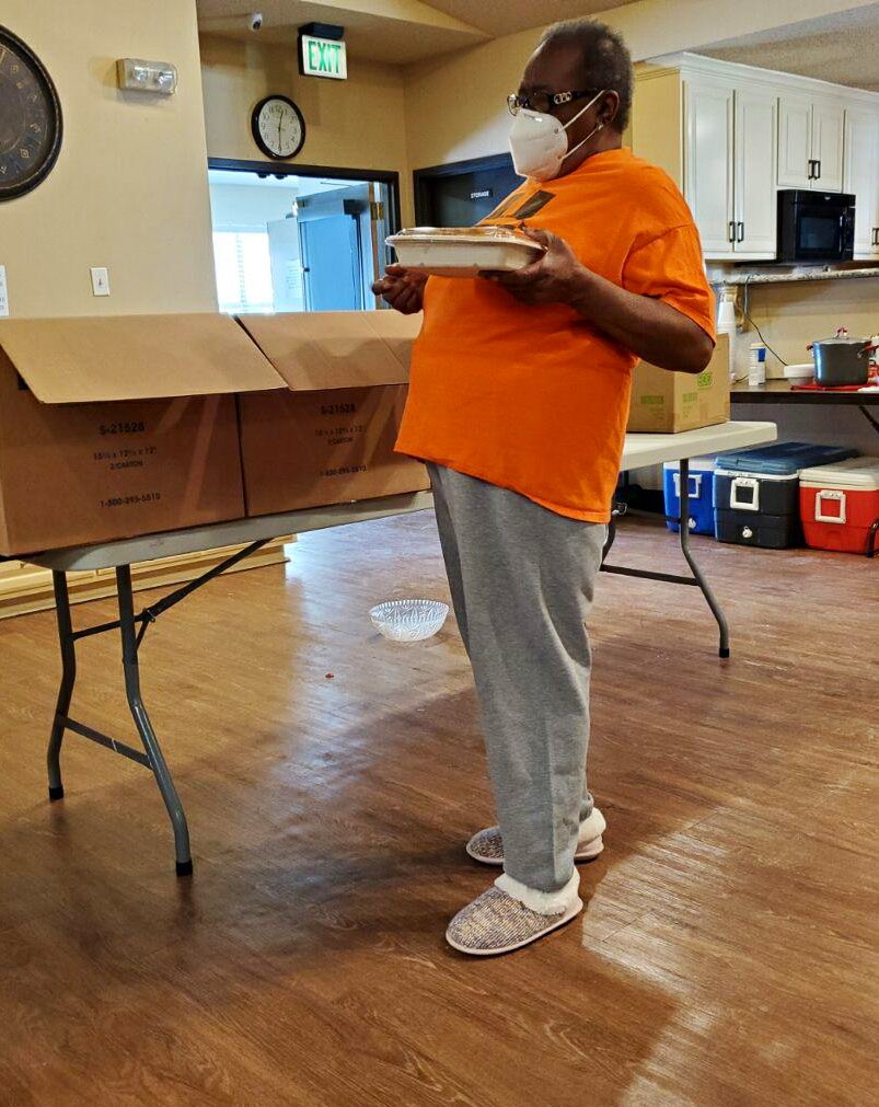 chefjoseandres's tweet image. My brother @cheftimlove &amp;amp; his Woodshed team joined us with sliced brisket, BBQ chips &amp;amp; fried Brussels for seniors at Tarrant County B&apos;nai B&apos;rith Apartments in Fort Worth...They’ve had hard time finding food &amp;amp; water, so @WCKitchen sent meals to feed every resident! #ChefsForTexas